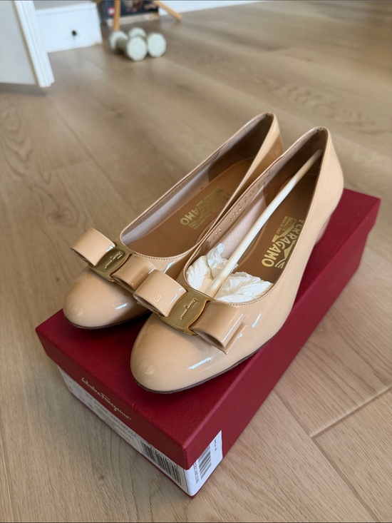 Salvatore Ferragamo Shoes - Salvatore Ferragamo Beige Patent Vara Bow Pumps